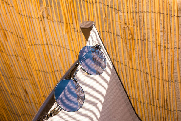 Vintage nero steampunk occhiali da sole rotondi lente riflette sole primo piano sparare. Focus selettivo - Foto, immagini