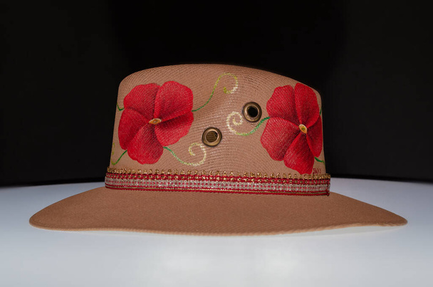 Όμορφο και πολύχρωμο χέρι ζωγραφισμένο μεξικάνικο καπέλο - Φωτογραφία, εικόνα