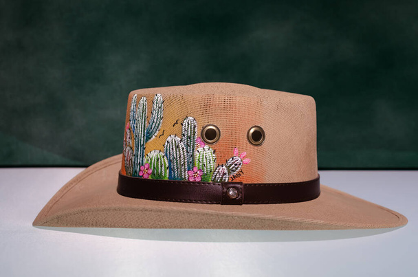 Bellissimo e colorato cappello messicano dipinto a mano - Foto, immagini