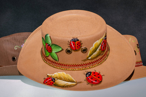 Bonito e colorido mão pintado chapéu mexicano
 - Foto, Imagem