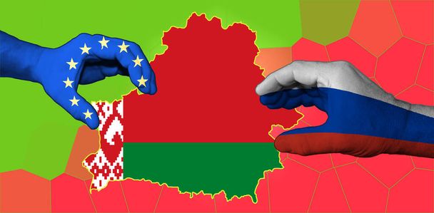Valko-Venäjän lippu on merkitty maan ääriviivakarttaan. Kädet soveltavilla Euroopan unionin ja Venäjän lipuilla venyttävät Valko-Venäjän karttaa. - Valokuva, kuva