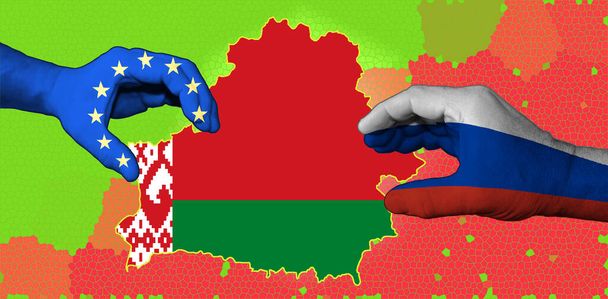 La bandera de Bielorrusia está inscrita en el mapa de contorno del país. Las manos con banderas aplicadas de la Unión Europea y Rusia están extendiendo el mapa de Belarús. - Foto, imagen