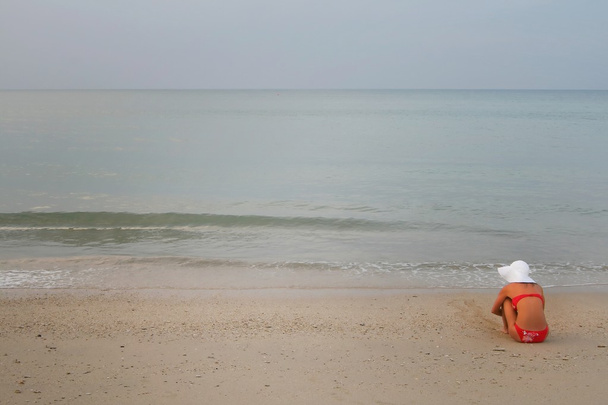 La chica en la playa - Foto, Imagen