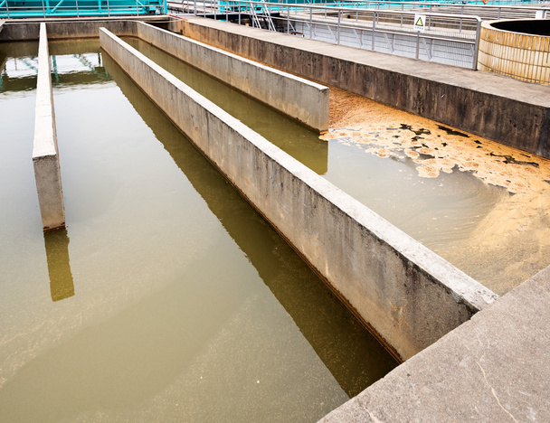 Moderna planta de tratamiento de aguas residuales urbanas - Foto, Imagen