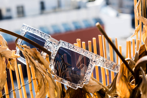 Pixel model sluneční brýle visí na Babmboo dekorace. Selektivní zaměření - Fotografie, Obrázek