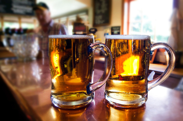 кружки пива - Фото, изображение