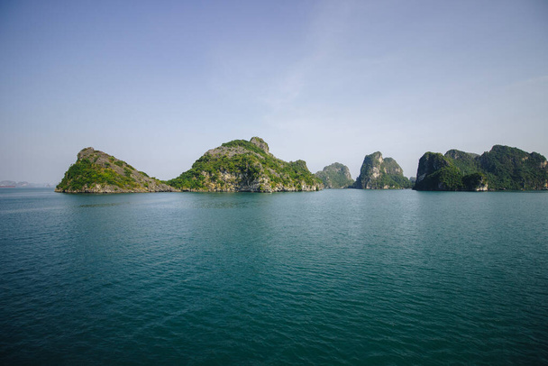 Breathtaking shot of a beautiful seascape in Ha Long Bay, Vietnam - Fotografie, Obrázek