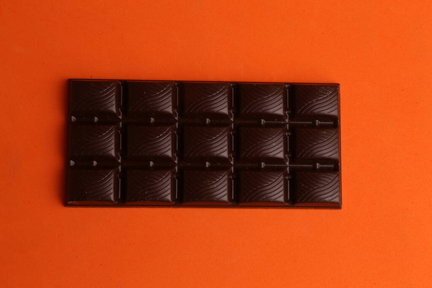 A close up shot of a delicious dark chocolate bar - Foto, Bild