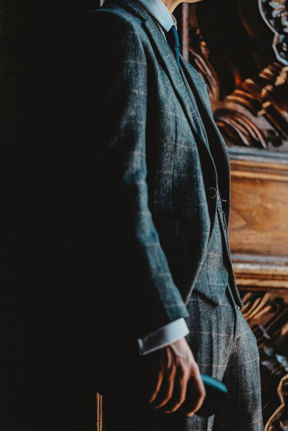 Un colpo verticale di un uomo che indossa un abito grigio alla moda - Foto, immagini