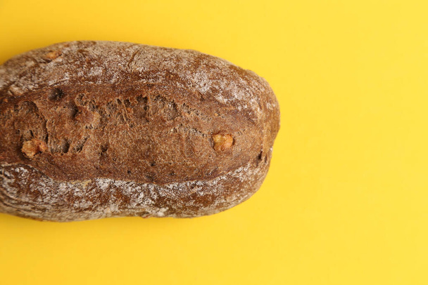 A closeup shot of artisanal brown bread with nut pieces - Foto, Imagem