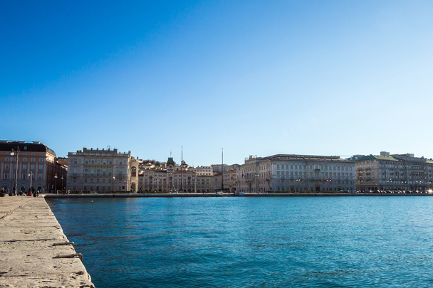 Brillante sol en el mar de la Plaza de los Estados Unidos, Trieste
 - Foto, Imagen