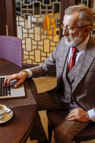 Old Businessman with laptop at coffee break in his office concept - Foto, Imagem