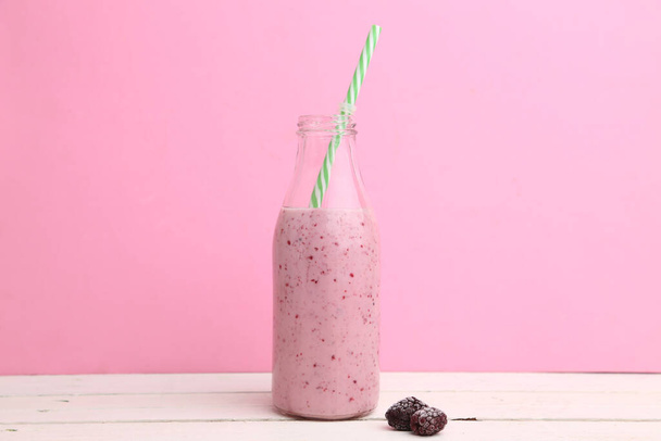 A closeup shot of blackberry smoothie in pink background - Фото, зображення
