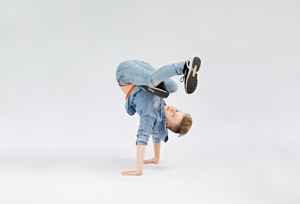 mladý chlapec v obtížné taneční pozici, blondýna v denimovém setu, tanečnice  - Fotografie, Obrázek