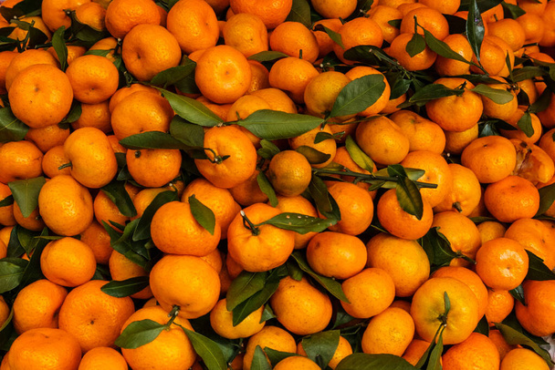 cumulo di frutti di mandarino sul mercato della frutta - Foto, immagini