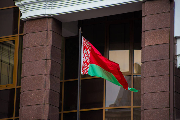 Punainen-vihreä kaksivärinen lippu belarus vilkuttaa lipputangon - Valokuva, kuva