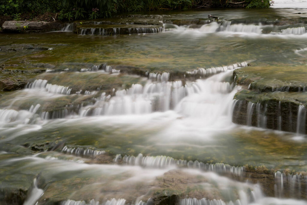 Kleine Wasserfälle auf einem Fluss - Foto, Bild