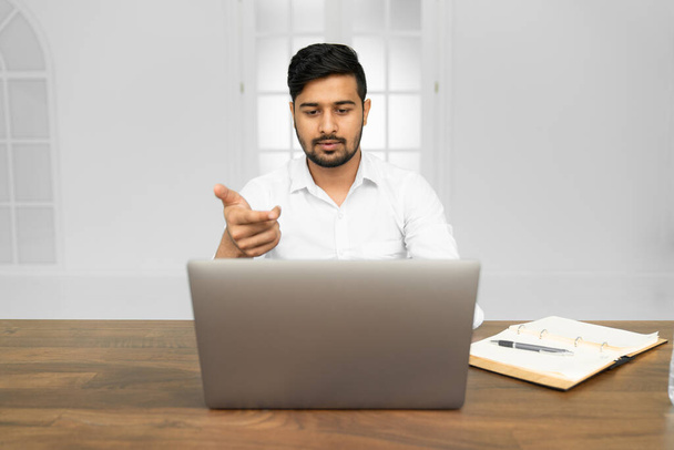Giovane uomo d'affari indiano asiatico che lavora su laptop in ufficio moderno - Foto, immagini