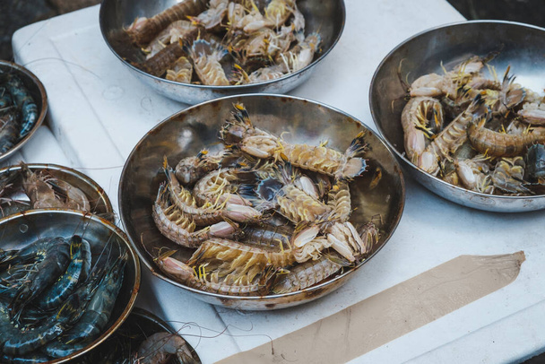 Crevettes et crustacés sur le marché aux poissons gros plan - Photo, image