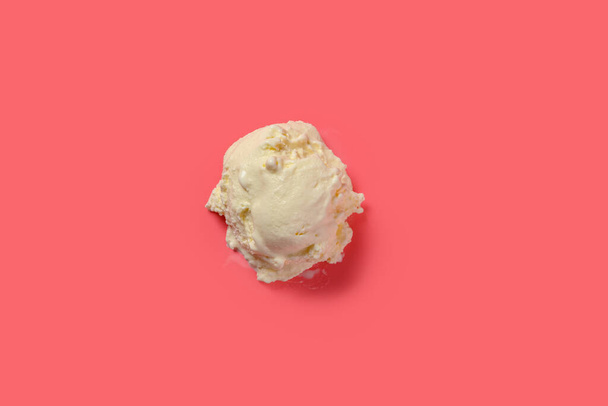 バニラ味アイスボールピンクの背景 - 写真・画像