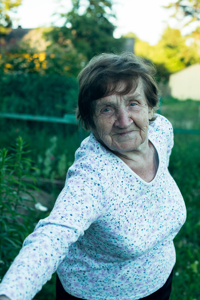 Portré egy idős nőről, a faluban a szabadban.. - Fotó, kép