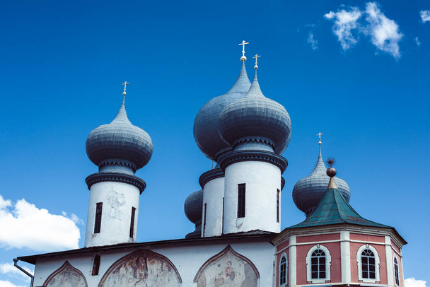 Vista do antigo Mosteiro da Assunção de Tikhvin na Rússia
. - Foto, Imagem