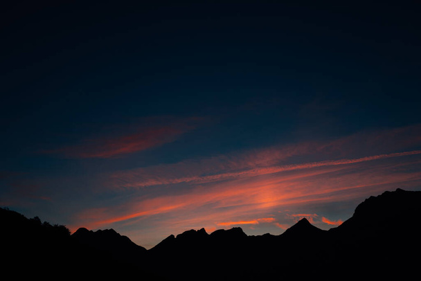 日没後の山脈のシルエット - 写真・画像