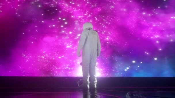 Un astronauta solitario mira el cielo estrellado. Imágenes 4K para programas científicos en el espacio - Metraje, vídeo