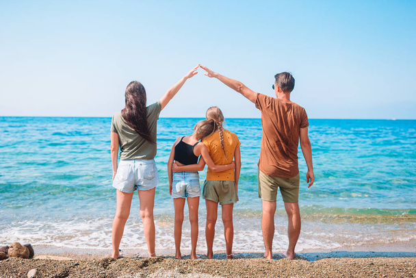 Νεαρή οικογένεια σε διακοπές έχουν πολλή διασκέδαση - Φωτογραφία, εικόνα