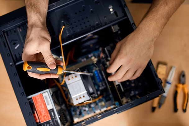 Technician fixing problem with PC .computer maintenance technician, - Foto, Bild