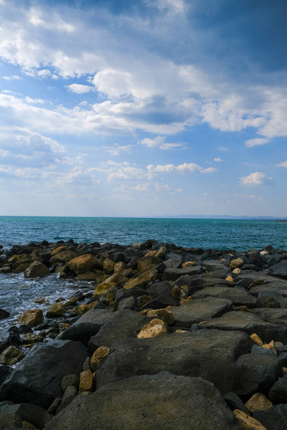 Kum ve kayalarla kaplı bir sahil kenarı Ostia Roma kıyısı. Yüksek kalite fotoğraf - Fotoğraf, Görsel