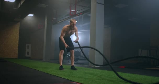 fitness sportowców trening za pomocą lin bojowych intensywny trening wyzwanie ćwiczenia w siłowni korzystających zdrowe kulturystyka wytrzymałość praktyka styl życia slow motion - Materiał filmowy, wideo