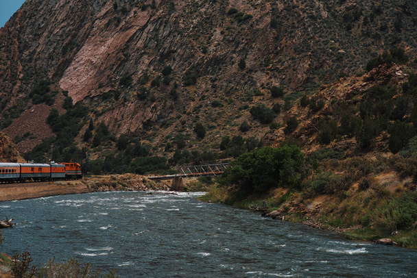 Rivière Arkansas à côté de la locomotive orange avec passage à niveau visible à distance. Colorado vacances et Voyage - Photo, image