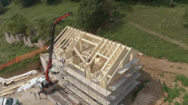 AERIAL: Volando alrededor de una casa prefabricada moderna que se está construyendo en el campo - Metraje, vídeo