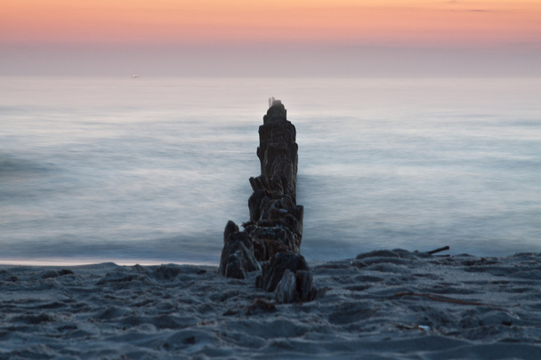 バルト海の美しい日の出。海から昇る朝日。chalupy、ポーランド. - 写真・画像