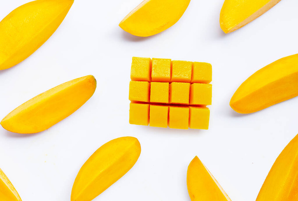 Tropik meyve, beyaz arka planda mango. Üst görünüm - Fotoğraf, Görsel