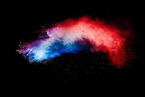 Piros kék por részecskék robbanásveszélyes fekete hátter.Piros kék por fröccsenés. - Fotó, kép