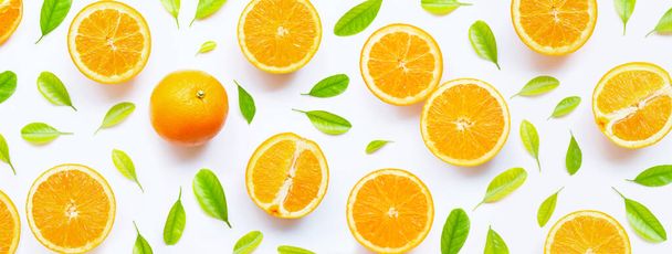 Alta vitamina C, Succosa e dolce. Frutto arancio fresco con foglie verdi su fondo bianco. Vista dall'alto - Foto, immagini