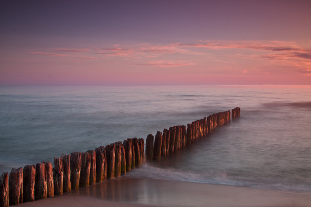 Beau lever de soleil à la mer Baltique. Lever de soleil sur la mer. Chalupy, Pologne
. - Photo, image