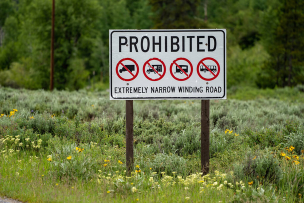 Sign on Moose-Wilson road in Grand Teton National Park, prohibited trucks, buses, rvs, campers and trailers from driving on the extremely winding narrow road - Фото, изображение