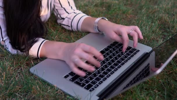 Freelancer trabajando con laptop outdoor, escribiendo mujer, manos de cerca - Metraje, vídeo