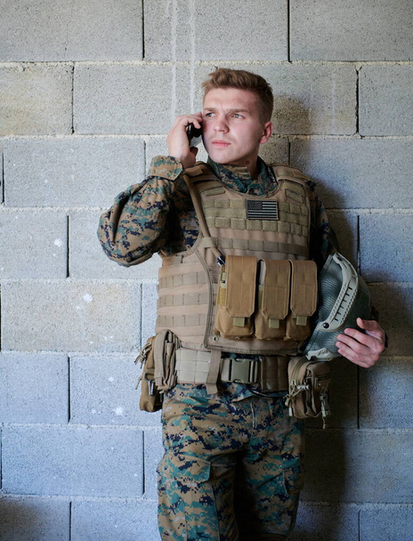 soldier using smartphone and calling home family and friends - Foto, immagini