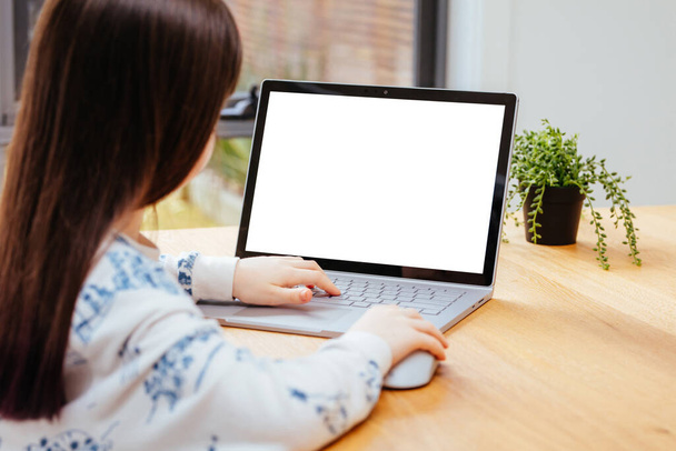 L'enfant utilise un ordinateur pour le travail scolaire - Photo, image