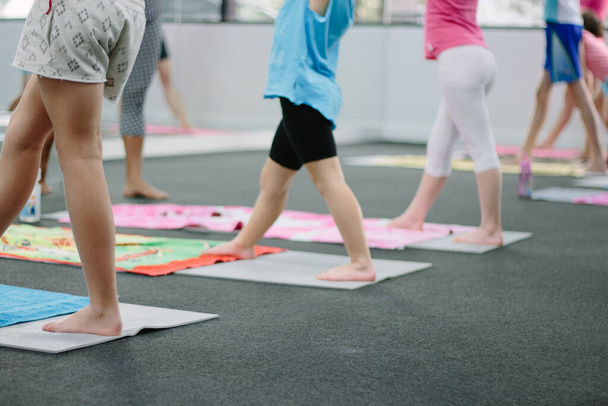 Kinder-Yoga-Kurs in einem örtlichen Yoga-Studio. - Foto, Bild