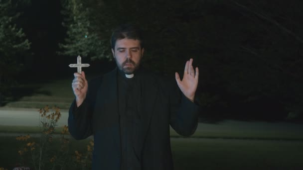 Priester mit einem Kreuz in der Hand - Filmmaterial, Video