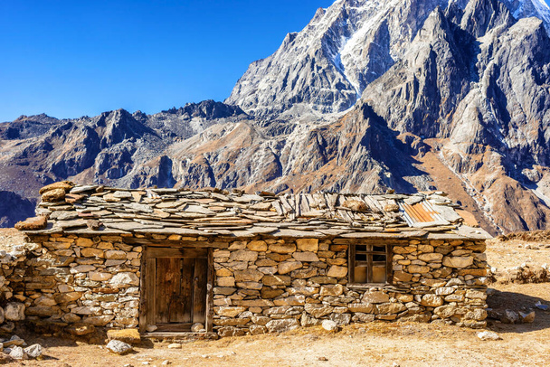 Näkymä taloon rakennettu käyttäen kiviä Nepalissa matkalla Everest Base Camp välillä Dingboche ja Lobuche.  - Valokuva, kuva