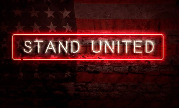 Stand United Graphic Word Pop Art Amerikaanse vlag op bakstenen muur - Foto, afbeelding