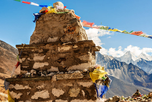 Muistomerkki ihmisille, jotka menettivät henkensä kiivetessään vuorelle. Everest, Thokla La aivan Dughlan kylän ulkopuolella Khumbun laaksossa Nepalissa. - Valokuva, kuva