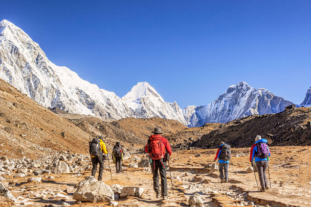 Vista en el valle pintoresco, los picos de las montañas del Himalaya y los excursionistas en el Everest Base Camp trek entre Lobuche y Gorakshep - Foto, imagen