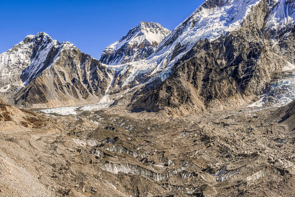 エベレストベースキャンプに向かう途中、クムブ氷河の上にあるヒマラヤの峰リントレン、クムブセの眺め.  - 写真・画像